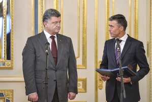 Tak jsme dohráli... Prezident Porošenko (vlevo) a šéf NATO Rasmussen.
