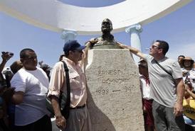 John Hemingway a Patrick Hemingway uctili památku svého dědečka ve vesničce Cojímar.