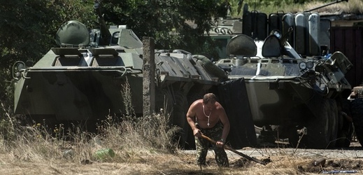 Ukrajinští vojáci s armádní technikou v Doněcké oblasti.