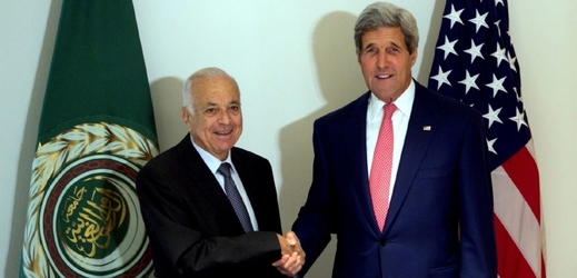 John Kerry (vpravo) během návštěvy Blízkého východu zavítal i do Egypta, kde si promluvil s generálním tajemníkem Ligy arabských států Nabilem Elarabym.