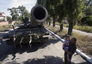 Separatista v Luhansku se svou dcerkou u tanku.