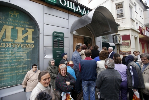 Lidé v Doněcku před bankou.