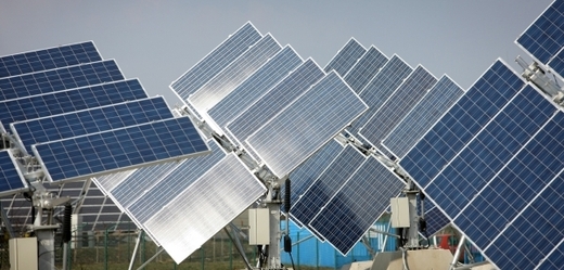 Boom solárních elektráren se projevil v poklesu cen. Jen potíže s dotacemi pořád zkreslují trh.