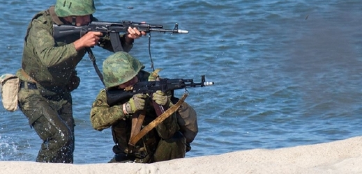Námořní výsadkové jednotky Ruska cvičí na Krymu.