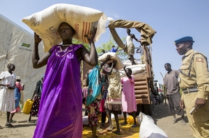 Rozdávání humanitární pomoci v Jižním Súdánu.