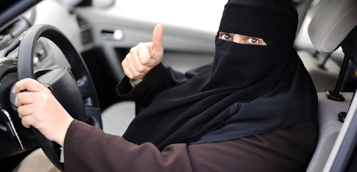 Zahalená Arabka za volantem (ilustrační foto).