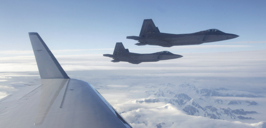 Podle podplukovníka Michaela Jazdyka z NORAD vyslaly USA naproti dvě stíhačky F-22 (na snímku).