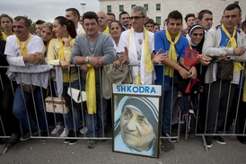 Hlavní ulici v Tiraně v neděli ozdobily albánské a vatikánské vlajky a obří portréty 40 katolických duchovních.