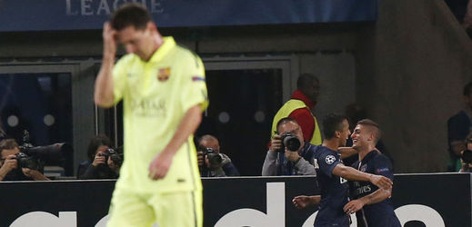 Hráči PSG Marco Verratti (vpravo) a Marquinhos se radují z druhého gólu. (vlevo Lionel Messi)