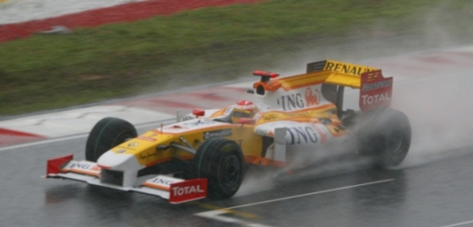 Fernando Alonso bojuje s počasím.