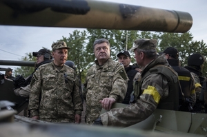 Ministr Heletej (vlevo) a ukrajinský prezident Porošenko (uprostřed).