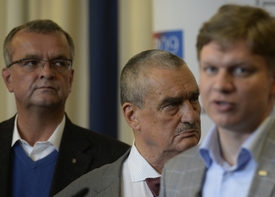 Místopředseda TOP 09 Miroslav Kalousek (vlevo), předseda strany Karel Schwarzenberg a pražský primátor Tomáš Hudeček.