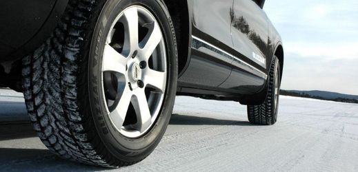 Od začátku listopadu platí v případě nepřízně počasí povinnost používat zimní pneu (ilustrační foto). 
