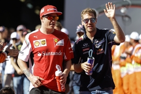Kimi Räikkönen se Sebastianem Vettelem, letos soupeři, příští rok nejspíš týmoví parťáci.