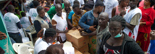 Červený kříž rozdává pomoc v Libérii.