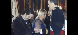 Fotka, na které si Francisco Nicolás Gómez-Iglesias potřásá rukou s králem Felipem VI., obíhá internetem a baví celý svět.