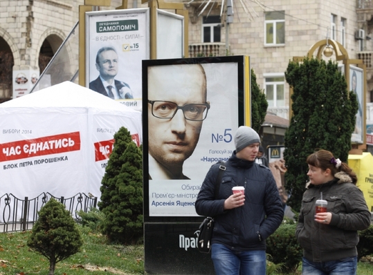 Volební plakáty v Kyjevě.