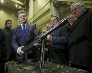 Prezident Porošenko ve zbrojním závodě v Dněpropetrovsku.