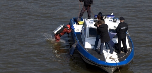 Policisté pátrají po ztracené potápěčce (ilustrační foto).