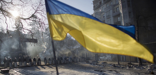 Ukrajinská vlajka na barikádě u náměstí Nezávislosti.
