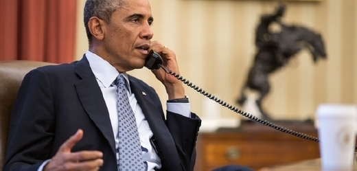 Obama u telefonu v Bílém domě.