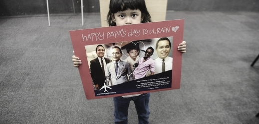 Malajsijský chlapec, jehož otec zahynul při letu MH370.