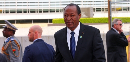 Prezident v Burkina Fasu Blaise Compaoré rezignoval.