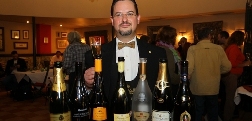 Sommelier Tomáš Brůha s vybranými zástupci šumivých evropských vín.