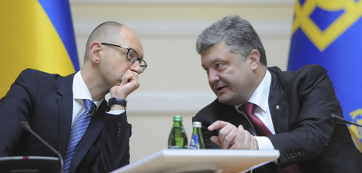 Dvě hlavní politické figury současné Ukrajiny - prezident Petro Porošenko (vpravo) a premiér Arsenij Jaceňuk.