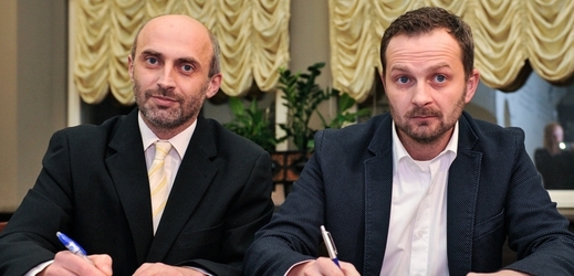 Zástupce vítězné Změny pro Liberec Jiří Korytář (vlevo) a Tibor Batthyány z hnutí ANO 2011 podepsali koaliční smlouvu.