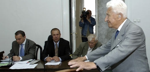 Tomáš Baťa usiloval o očištění jména svého strýce Jana Antonína Bati. Ten byl odsouzen v roce 1947 v nepřítomnosti k 15 letům vězení za to, že se veřejně nepřihlásil do odboje proti nacistům. (Snímek z roku 2007.)