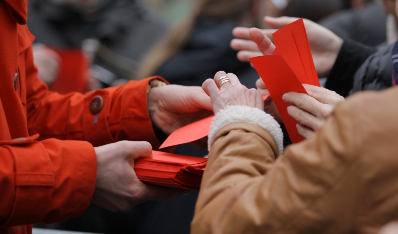 Tisíce lidí 17.listopadu zvedlo nad hlavu červenou kartu, aby vyjádřili nesouhlas s chováním Miloše Zemana. Skandovalo se mimo jiné  "Miloše, do koše!