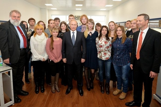 Stále snově oblíbený Putin. Foto z návštěvy Přímořské oblasti.