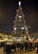 Vánoční strom v německém Dortmundu je výjimečný tím, že se skládá z 1700 smrků naskládaných na sebe. Výsledné 44 metrové dílo pak zdobí stovky světel a obrovské svíčky. 