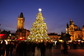 Pražský vánoční strom na Staroměstském náměstí se nemusí před těmi zahraničními rozhodně stydět. Se svými 22 metry se letos řadí na páté místo největších vánočních stromů na světě.
