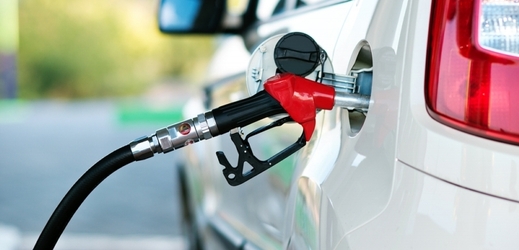 Cena benzínu je v USA na historickém minimu (ilustrační foto).
