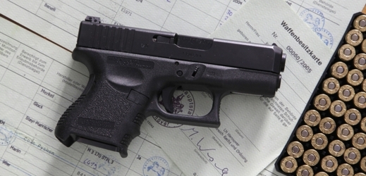 Zbraň rakouské značky Glock, jejichž nákup byl pozastaven.