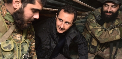 Prezident Asad mezi svými vojáky na frontě.