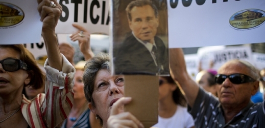 Demonstrace na podporu vyšetření záhadného úmrtí prokurátora Nismana.