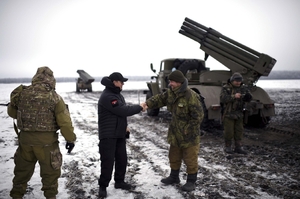Ukrajinští vojáci od raketometů na východní frontě mají politickou návštěvu.