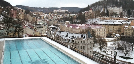 Venkovní bazén hotelu Thermal v Karlových Varech.