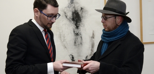 Martin C. Putna (vpravo) předává svou knihu Obrazy z kulturních dějin ruské religiozity mluvčímu prezidenta Jiřímu Ovčáčkovi.
