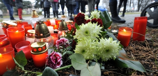 Před restaurací Družba v Uherském Brodě lidé uctívají památku obětí.