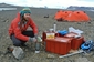 A přišel čas se konečně najíst. Jeden z členů vědeckého týmu připravuje v terénním kempu u jezera Monolith večeři.