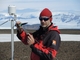 Jeden z členů vědecké expedice se věnuje pravidelné údržbě meteorologické stanice na úpatí ledovce Davies Dome.