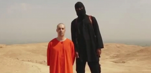 Na snímku novinář James Foley těsně před svou popravou.