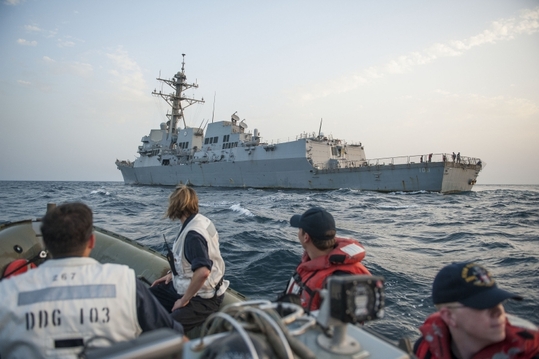 Americká válečná loď USS Truxtun se plaví v Černém moři.