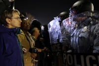 Během demonstrace ve Fergusonu byli postřeleni dva policisté.