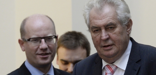 Premiér Bohuslav Sobotka (vlevo) a prezident Miloš Zeman.