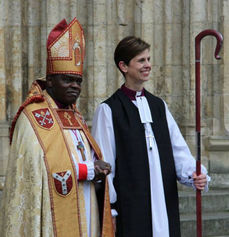 První biskupka anglikánské církve Libby Laneová. I jí šéfuje yorský arcibiskup John Sentamu.